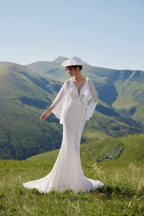 Fit-and-Flare-Hochzeitskleid aus Makraméespitze mit Plunge-Ausschnitt, Schmetterlingsärmeln, Rockschlitz und Schleppe von Ariamo Boho, Modell Josephine