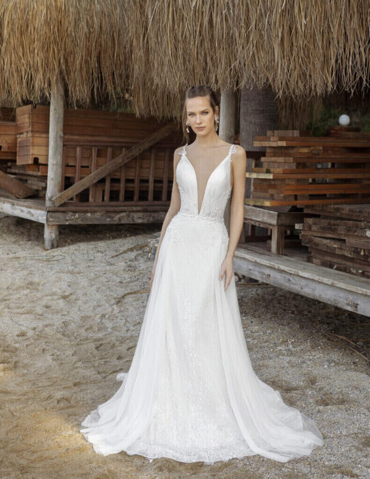 Fit-and-Flare-Brautkleid mit transparenter Schleppe und Plunge-Ausschnitt sowie bestickter Spitze von Emine Yildirim, Modell 5025