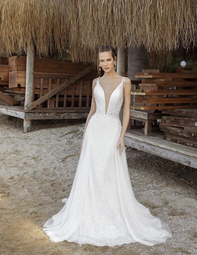 Fit-and-Flare-Brautkleid mit transparenter Schleppe und Plunge-Ausschnitt sowie bestickter Spitze von Emine Yildirim, Modell 5025
