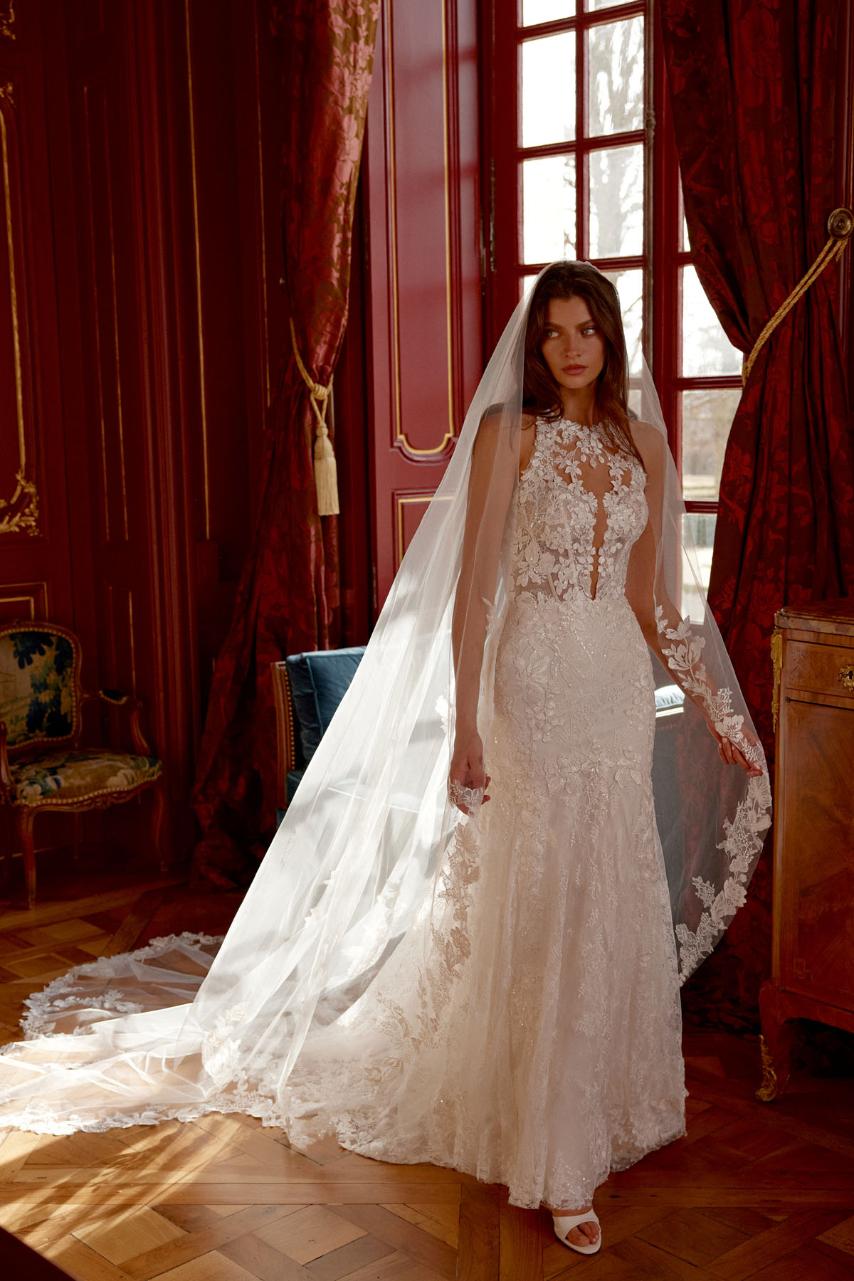 Figurbetontes Brautkleid aus Spitze mit tranpsarentem Top, Illusion-Ausschnitt in Neckholder-Form und Schleppe von Justin Alexander, Modell 88427 Jada