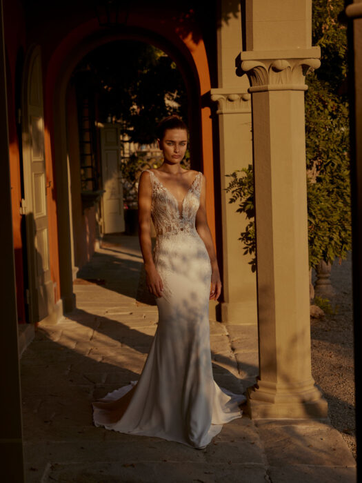 Fit-and-Flare-Brautkleid mit transparentem Spitzentop, Plunge-Ausschnitt, tiefem Rücken und Schleppe von Modeca, Modell December