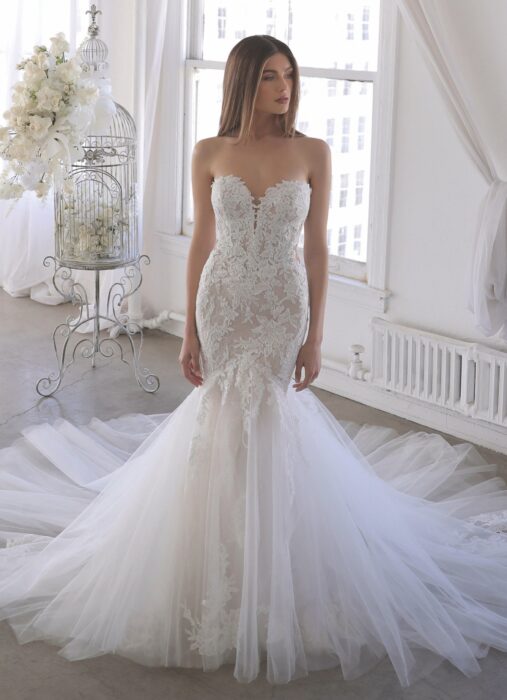 Brautkleid im Fit and Flare-Schnitt mit Sweetheart-Ausschnitt von Blue by Enzoani, Modell Orchid