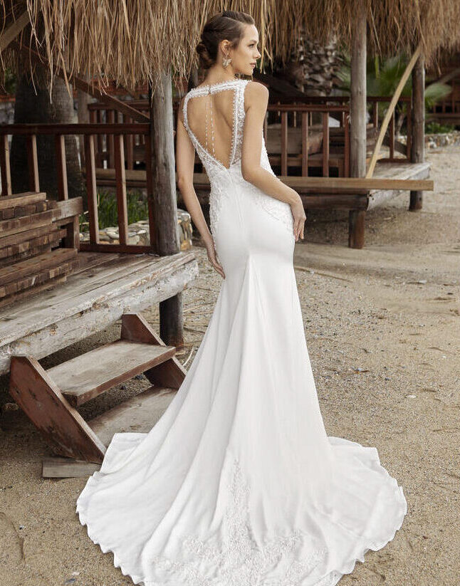 Hochzeitskleid im Fit-and-Flare-Schnitt mit raffiniertem Rücken und spitzenverzeirter Schleppe sowie bestickter Spitze von Emine Yildirim, Modell 5018