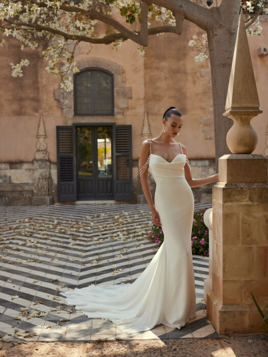 Fit-and-Flare-Hochzeitskleid mit drapiertem Top, Ausschnitt in Herzform, Perlenträgern und Schleppe von Le Papillon by Modeca, Modell Eline