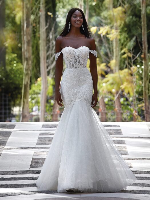 Fit-and-Flare-Hochzeitskleid mit Glitzertüllrock, Spitzenkorsage und Sweetheart-Ausschnitt, trägerlos oder mit Offshoulder-Trägern, sowie Schleppe von Demetrios, Modell 1211