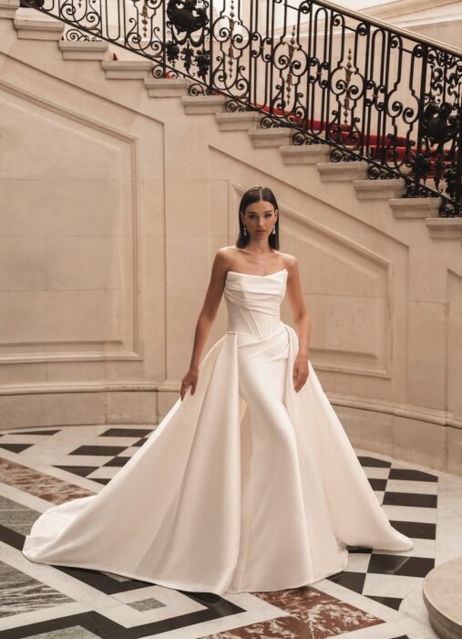 Fit-and-Flare-Hochzeitskleid mit abnehmbarem Überrock, Corsage, schulterfreiem Bandeau-Ausschnitt, Drapierungen und Schleppe von Élysée, Modell Florentina