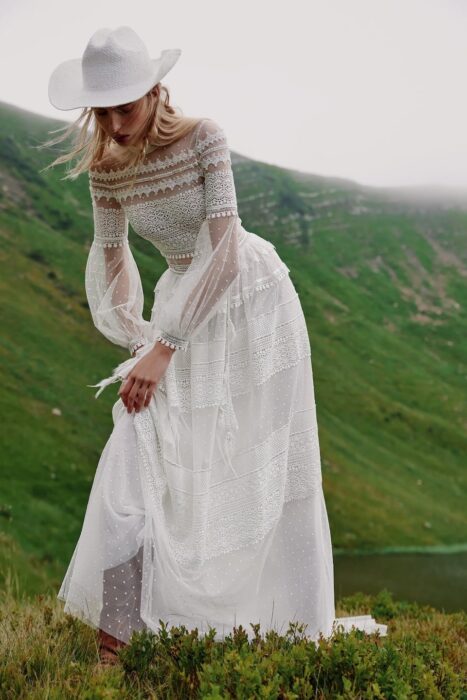 Transparentes, hochgeschlossenes Boho-Brautkleid mit Pünktchentüll, Makraméespitze und langen Ballonärmeln von Ariamo Boho, Modell Chiaroscuro