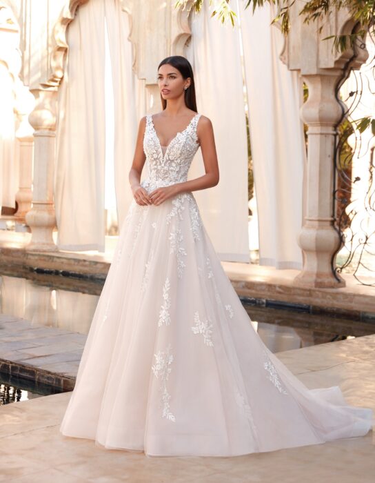 Hochzeitskleid in A-Linie mit Spitzentop, V-Ausschnitt und Schleppe von Demetrios, Modell 1079