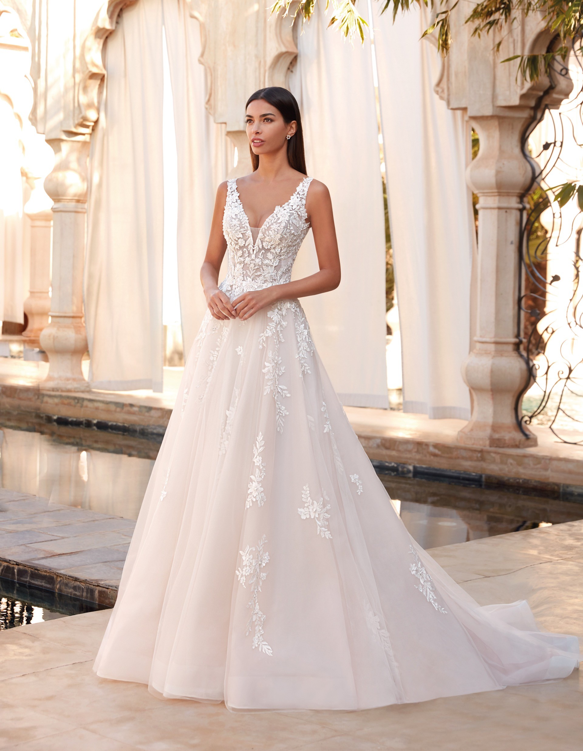 Hochzeitskleid in A-Linie mit Spitzentop, V-Ausschnitt und Schleppe von Demetrios, Modell 1079