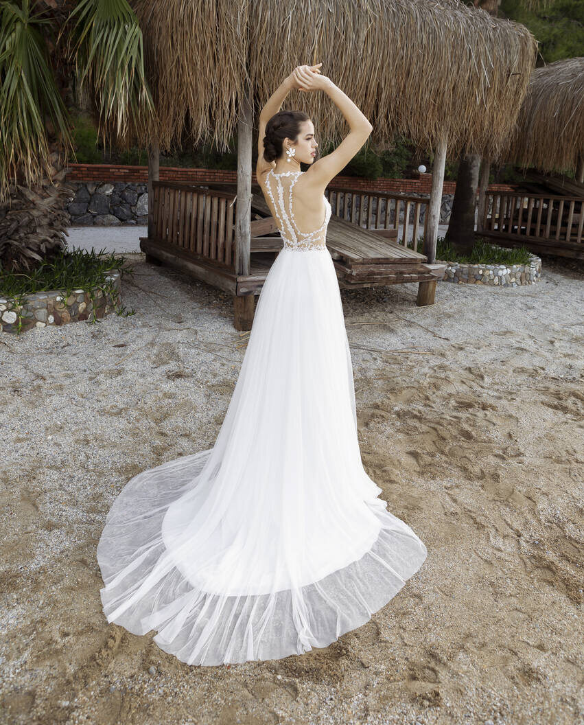 Hochzeitskleid in A-Linie mit Plunge-Ausschnitt, Transparenz und Spitze, Beinschlitz, raffiniertem Rücken und Schleppe von Emine Yildirim, Modell 5040