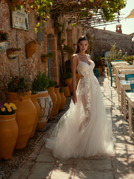 A-Linien-Brautkleid mit Glitzertüllrock und Corsage mit seitlichen Transparenzen, Blütenspitze, Ausschnitt in Herzform und Spaghettiträgern von Le Papillon by Modeca, Modell Eliana