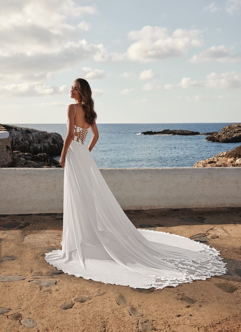 Hochzeitskleid in A-Linie mit luftigem Tüllrock, Spitzentop, Spaghettiträgern, Corsagen-Design im Rücken und Schleppe von Love, Modell Dallas