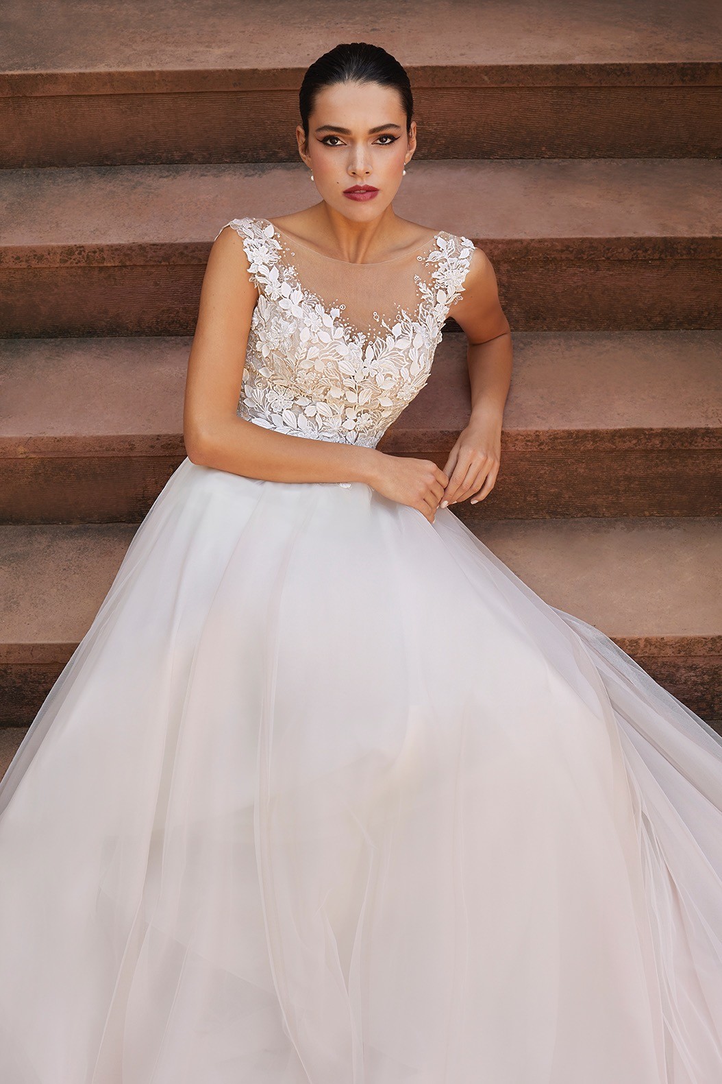 A-Linien-Brautkleid mit Tüllrock, Spitzentop und Illusion-Ausschnitt von Demetrios, Modell 8041