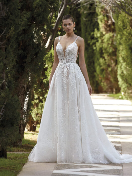 Hochzeitskleid im Prinzessschnitt mit Glitzertüll, bestickter Spitze, 3D-Blütenapplikationen, Plunge-Ausschnitt, Spaghettiträgern, seitlichen Cut-outs, tiefem Rücken, Schleppe und Beinschlitz von Demetrios, Modell 1187