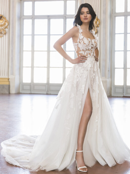 Hochzeitskleid im Prinzessschnitt mit Blumenspitze, transparenter Korsage, Karree-Ausschnitt, Beinschlitz, tiefem Rücken und Schleppe von Enzoani, Modell Taelyn