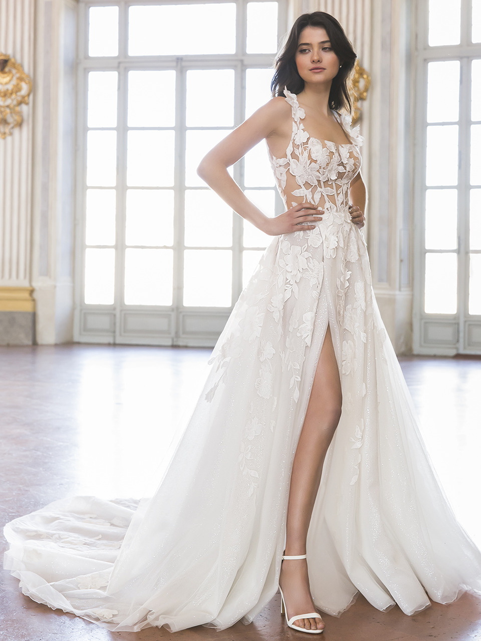 Hochzeitskleid im Prinzessschnitt mit Blumenspitze, transparenter Korsage, Karree-Ausschnitt, Beinschlitz, tiefem Rücken und Schleppe von Enzoani, Modell Taelyn