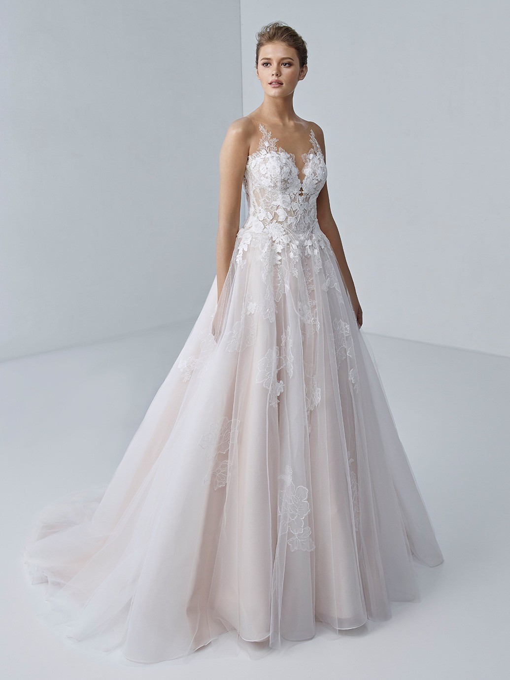 Prinzessbrautkleid in Blush mit 3D-Spitze, Illusion-Ausschnitt, Tattoo-Effekt und tiefem Rücken von Etoile, Modell Fleur
