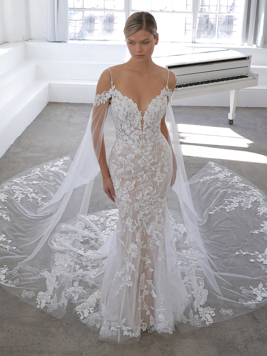Hochzeitskleid in Blush im Fit & Flare-Schnitt mit Kontrastspitze und Off-Shoulder-Trägern von Blue by Enzoani, Modell Nadia
