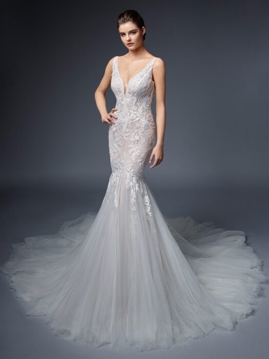 Hochzeitskleid in Blush mit Kontrastspitze, tiefem Dekolleté, freiem Rücken und Schleppe von Elysée, Modell Charlotte