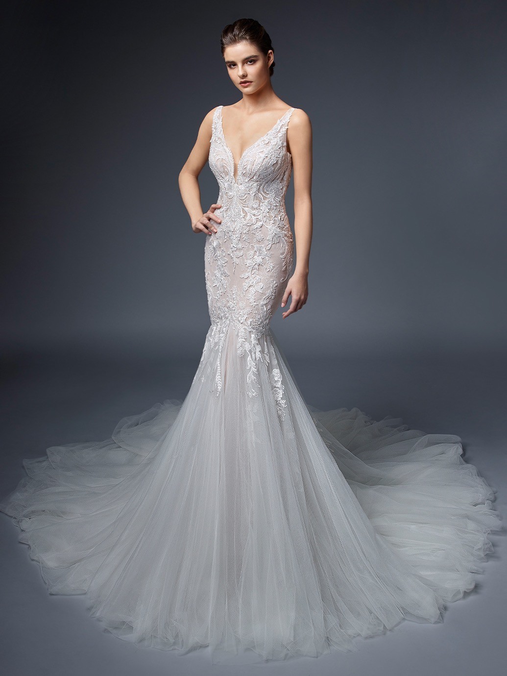 Hochzeitskleid in Blush mit Kontrastspitze, tiefem Dekolleté, freiem Rücken und Schleppe von Elysée, Modell Charlotte