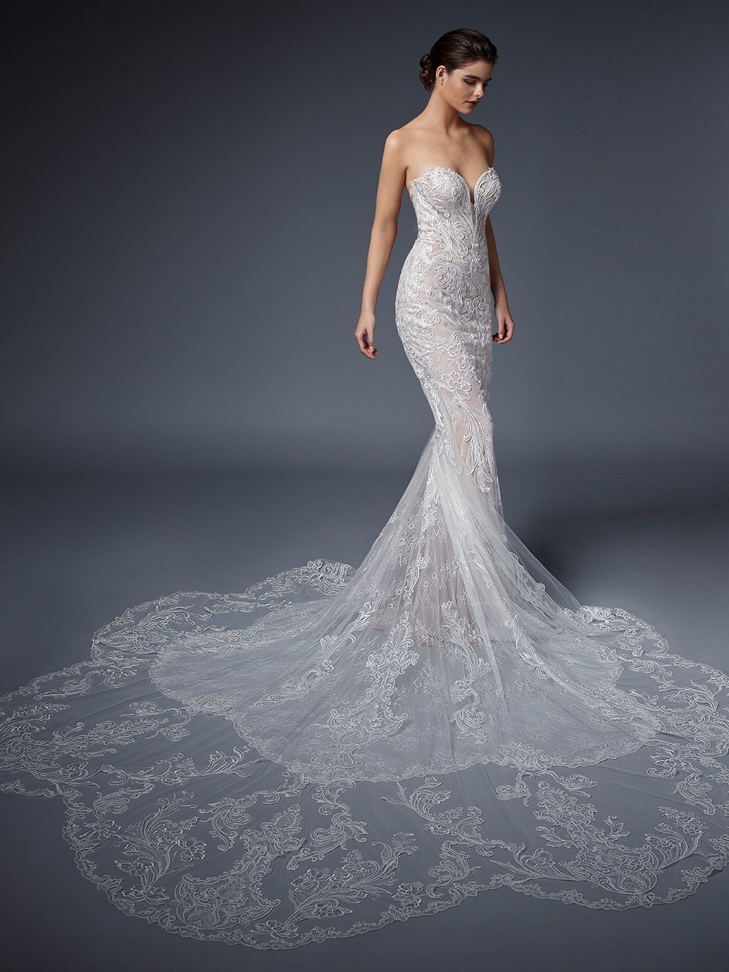 Schulterfreies Fit-and-Flare-Brautkleid in Blush mit Kontrastspitze, Sweetheart-Ausschnitt und doppelter Schleppe von Elysée, Modell Petra