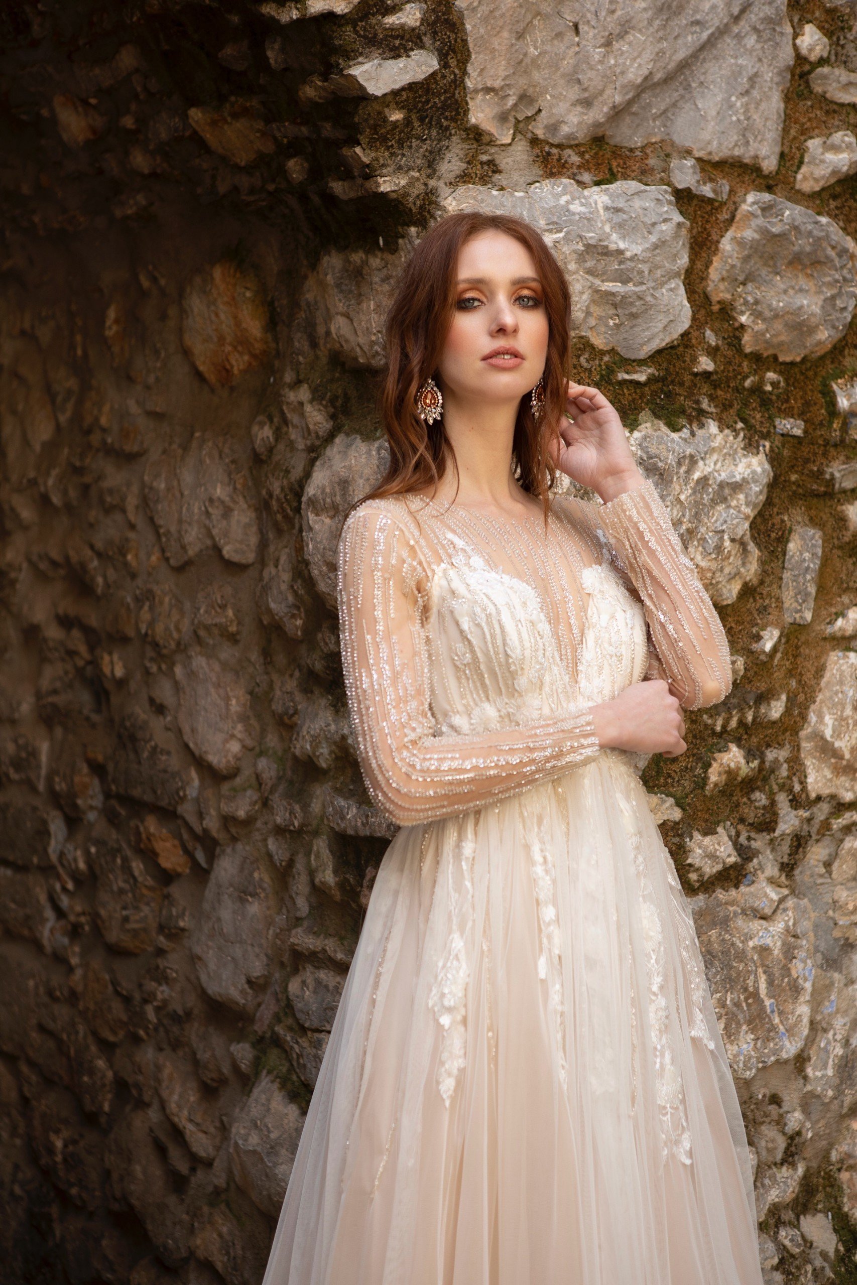 Rückenfreies Hochzeitskleid in Blush mit langen Ärmeln und funkelnden Stickereien von Emine Yildirim, Modell 2054