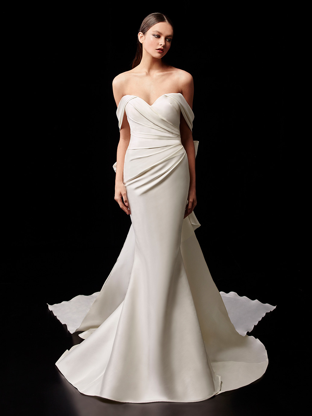 Hochzeitskleid im Mermaid-Schnitt mit Drapierung und Off-Shoulder-Trägern von Enzoani, Modell Pauline