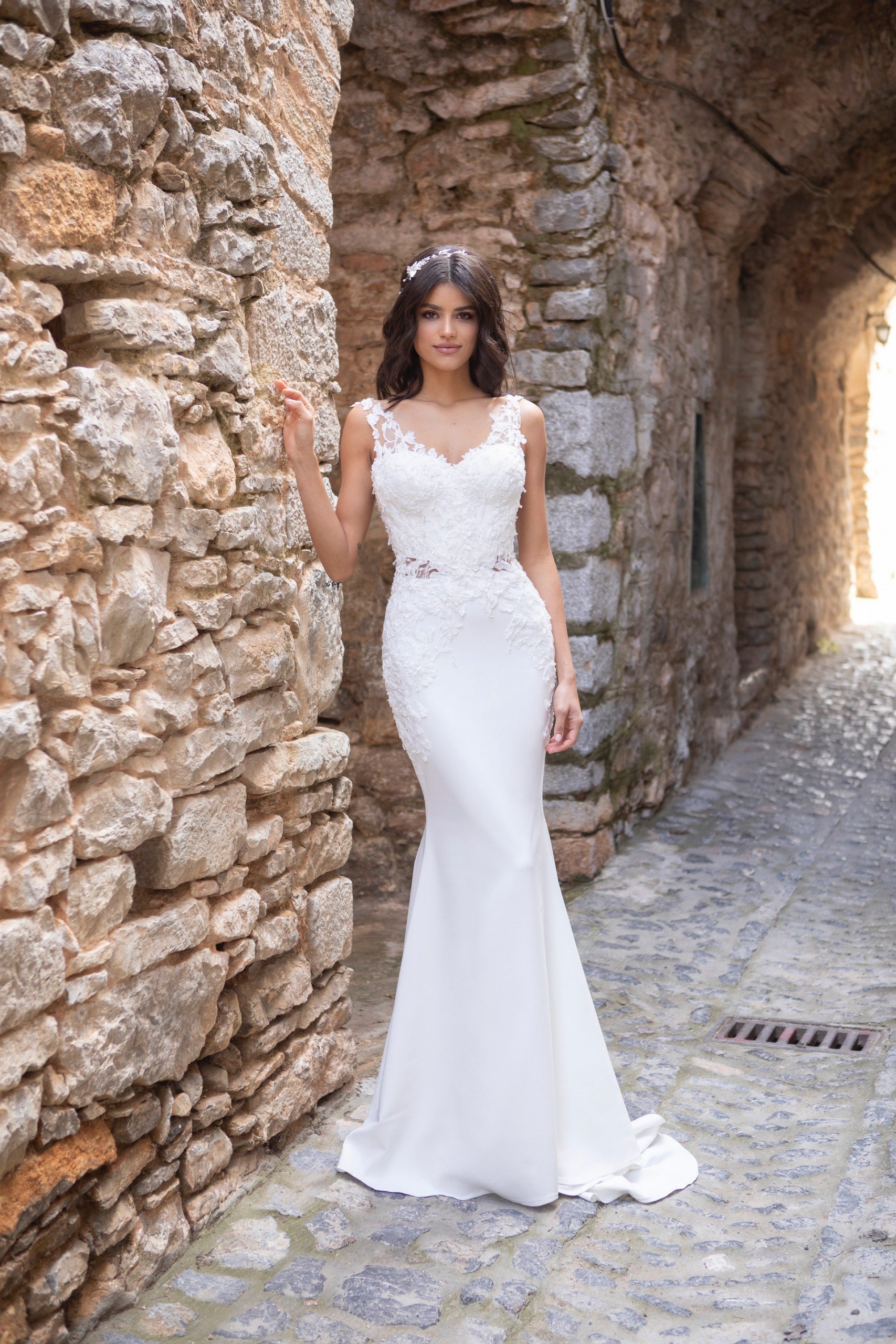 Hochzeitskleid mit Illusion-Ausschnitt, Tattoo-Effekt, tiefem Rücken und Schleppe von Emine Yildirim, Modell 2057