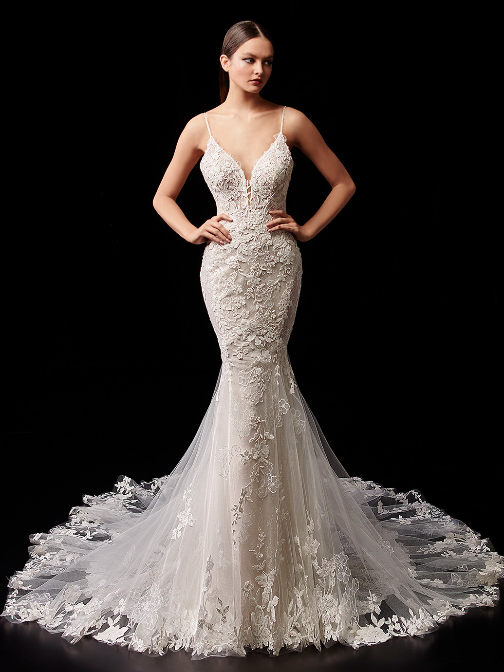 Rückenfreies Brautkleid mit Spitze, Plunge-Ausschnitt und Spaghettiträgern von Enzoani, Modell Peach