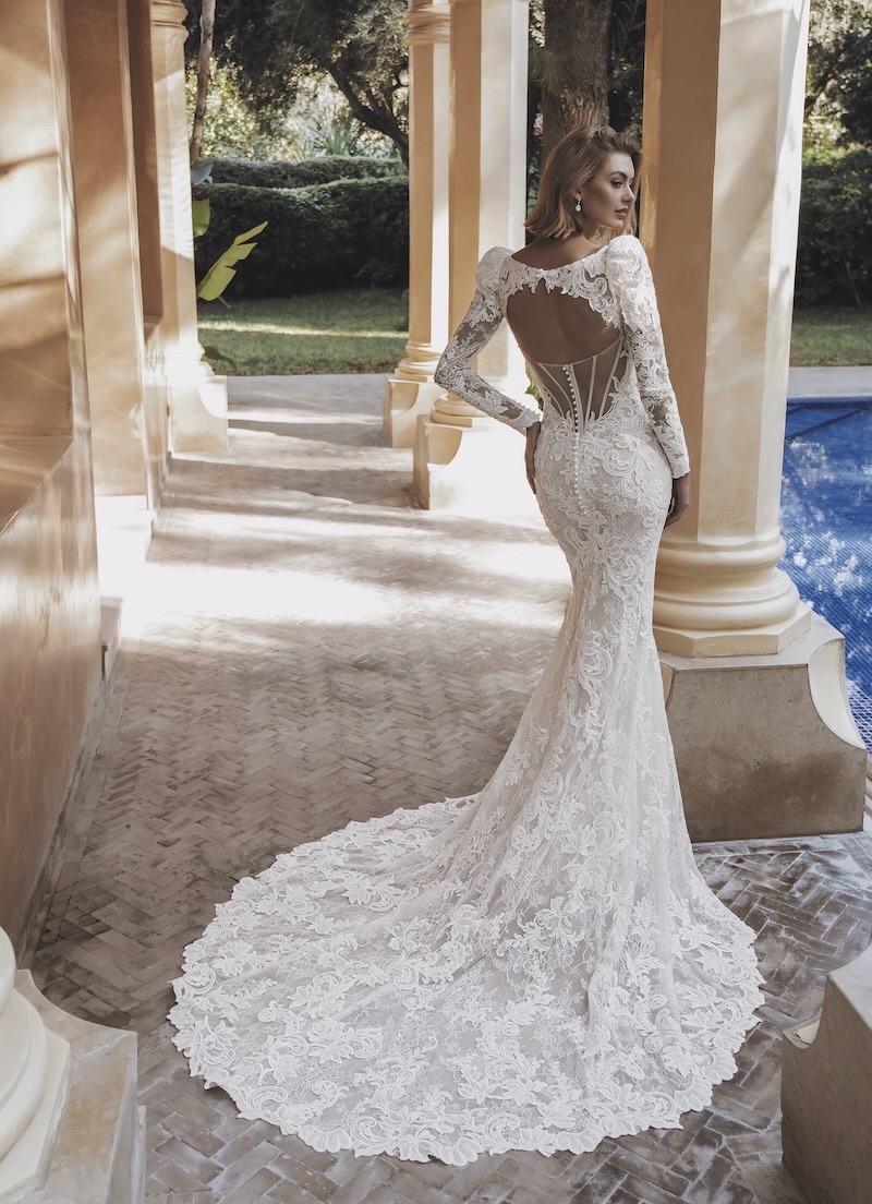Fit-and-Flare-Hochzeitskleid aus Blumenspitze mit herzförmigem Ausschnitt und langen Puffärmeln, raffiniertem Rücken und Schleppe von Enzoani, Modell Urvashi