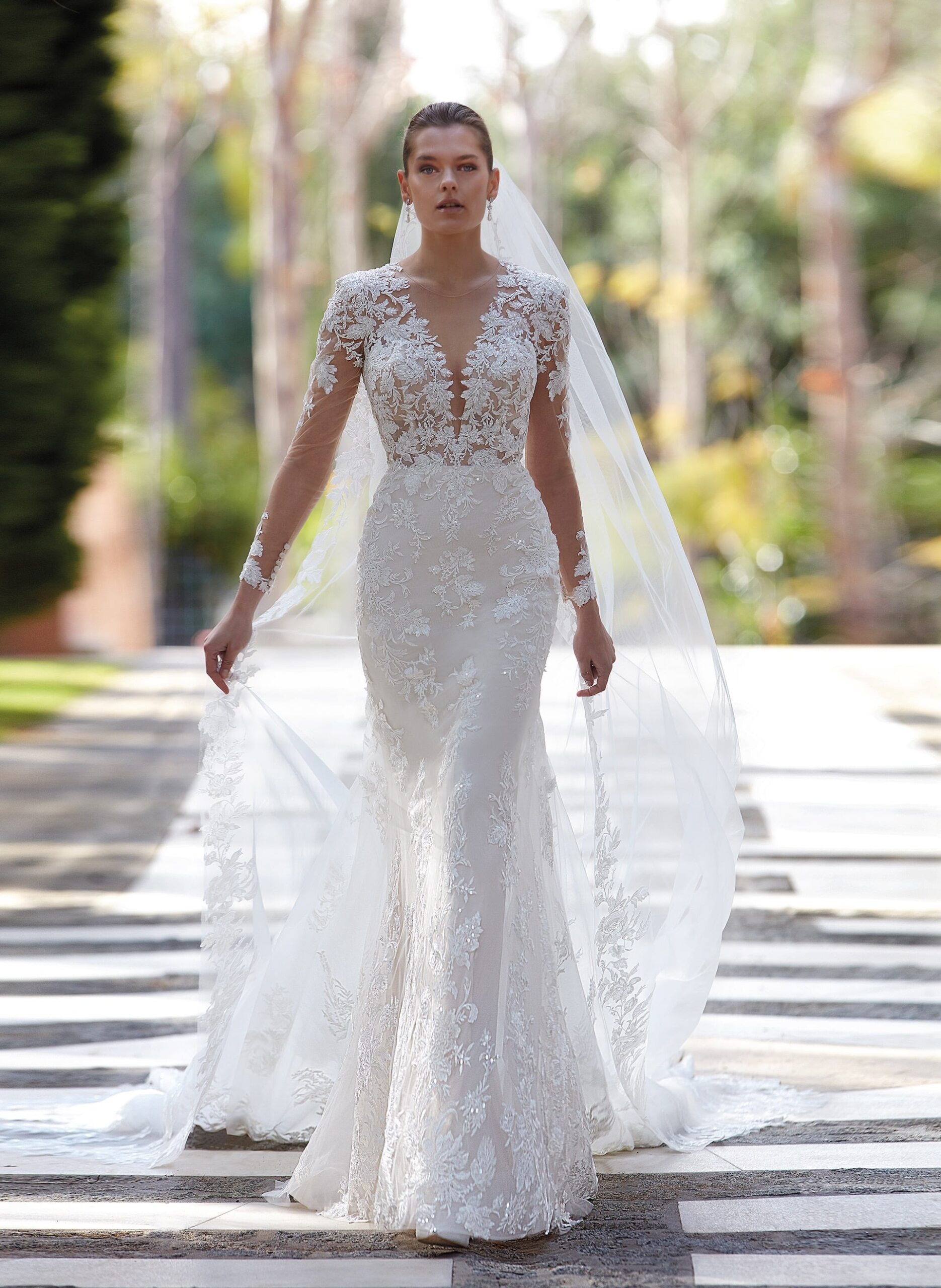 Hochzeitskleid im Fit-and-Flare-Schnitt mit Spitze, Tattoo-Effekt, Plunge-Ausschnitt, langen Ärmeln, raffiniertem Rücken und Schleppe von Demetrios, Modell 1209