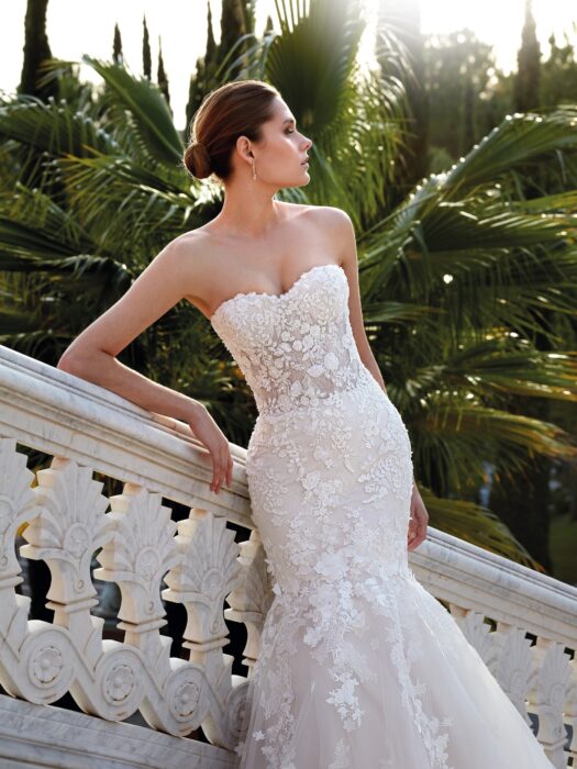 Schulterfreies Hochzeitskleid mit Spitze und Blütenapplikationen im Tropmetenschnitt mit Sweetheart-Ausschnitt mit abnehmbaren Offshoulder-Trägern und Schleppe von Demetrios, Modell 1217