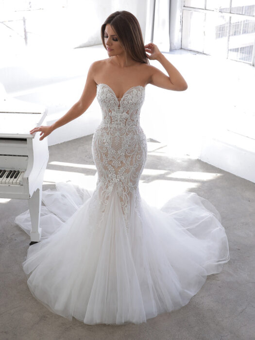Trägerloses Brautkleid im Fit-and-Flare-Schnitt mit Sweetheart-Ausschnitt, raffiniertem Rücken und Schleppe von Blue by Enzoani, Modell Nerissa
