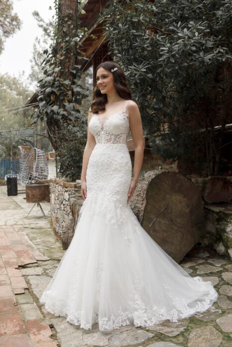 Rückenfreies Fit and Flare-Brautkleid mit Schleppe von Emine Yildirim, Modell 3049