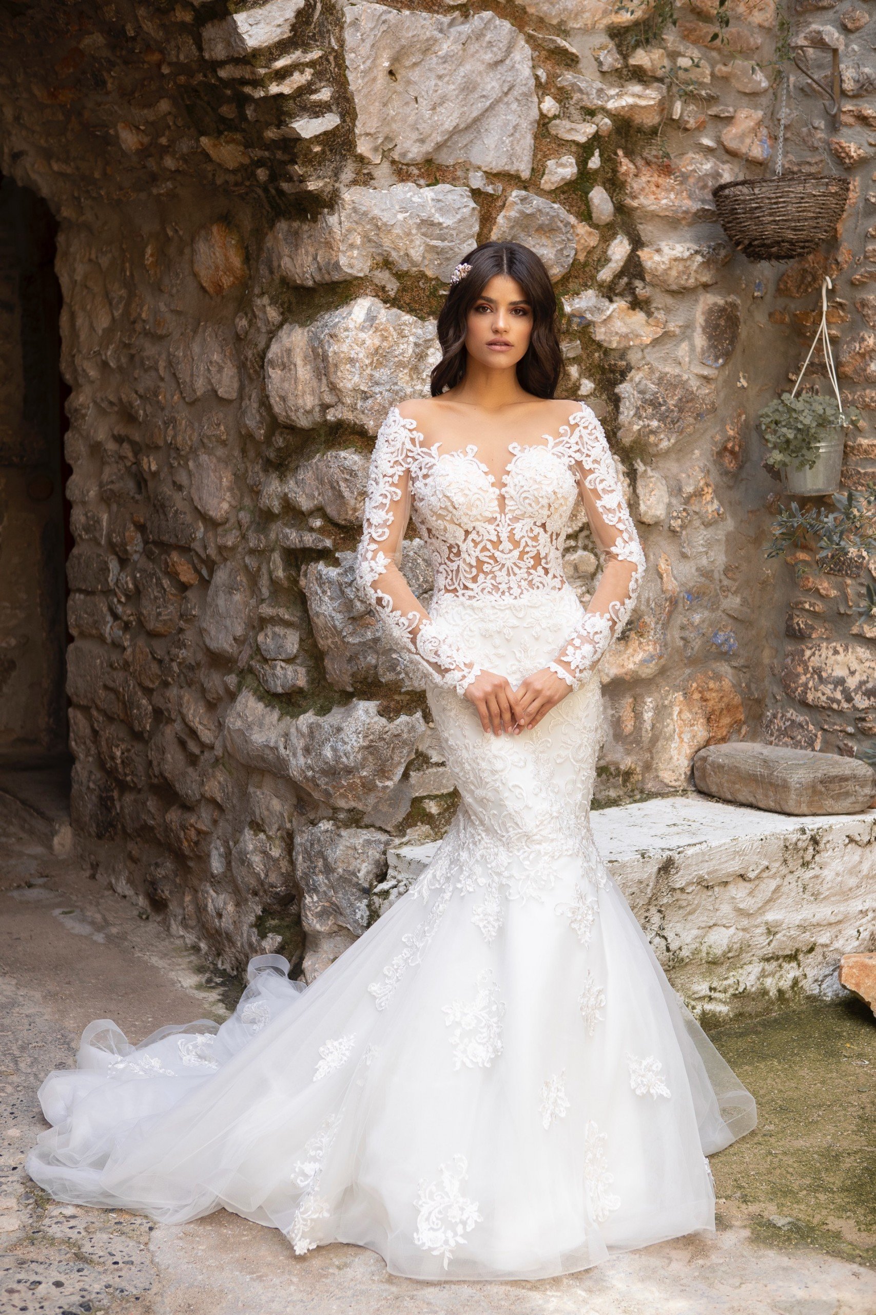 Fit-and-Flare-Brautkleid mit Tattoo-Effekt, langen Spitzenärmeln und Schleppe von Emine Yildirim, Modell 2027
