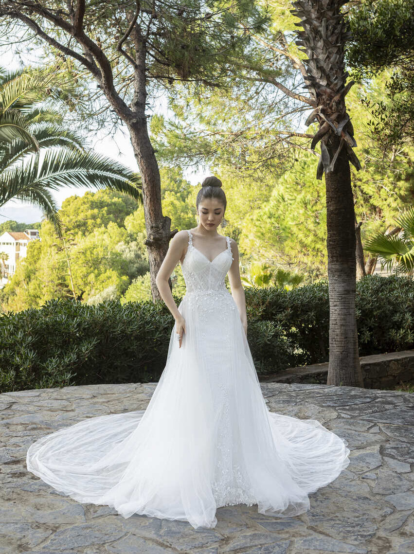 Extravagantes Hochzeitskleid im Layering-Stil mit Spitze, Blüten-Applikationen, Stickereien, herzförmigem Ausschnitt und Schleppe von Emine Yildirim, Modelll 5010