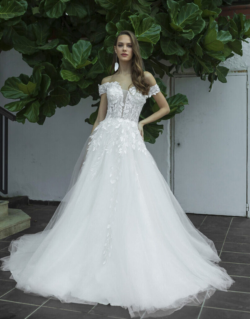 Prinzessbrautkleid mit Glitzertüllrock und transparentem Top mit Illusion-Ausschnitt, Offshoulder-Trägern und Blätter-Applikationen von Emine Yildirim, Modell 5032