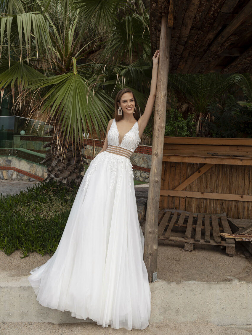 Hochzeitskleid im Prinzessschnitt, tiefem V-Ausschnitt, verspielten Blätter-Applikationen, Glasperlenstickerein und transparenter Taille von Emine Yildirim, Modell 5007