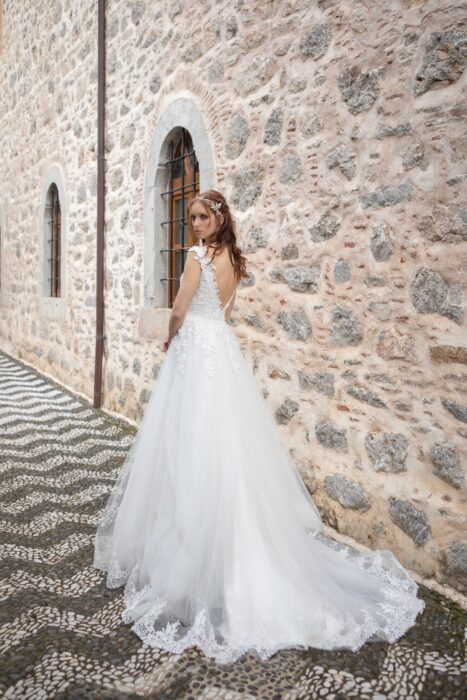 Hochzeitskleid im Prinzessstil mit Tüllrock, V-Ausschnitt und tiefem Rücken von Emine Yildirim, Modell 2021