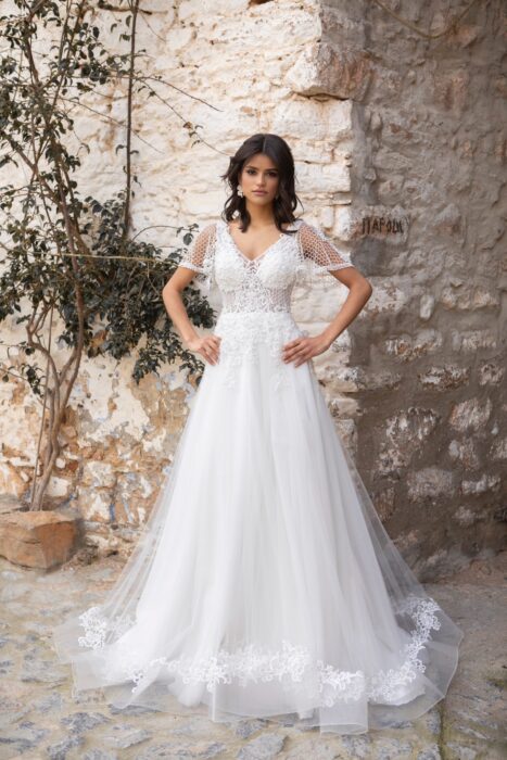 Prinzessbrautkleid mit Tüllrock, V-Ausschnitt, Flügelärmeln und tiefem Rücken von Emine Yildirim, Modell 2018