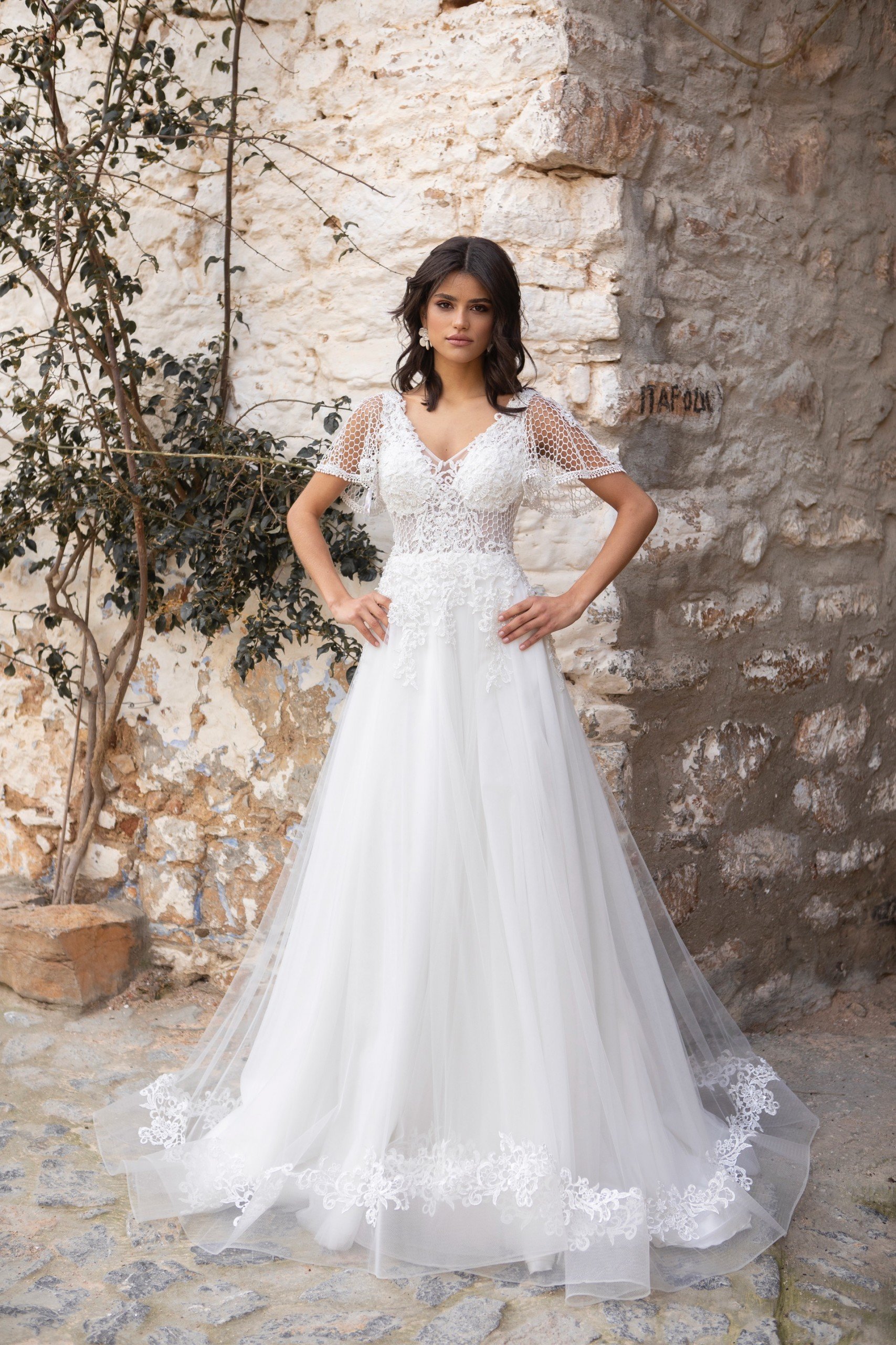 Prinzessbrautkleid mit Tüllrock, V-Ausschnitt, Flügelärmeln und tiefem Rücken von Emine Yildirim, Modell 2018