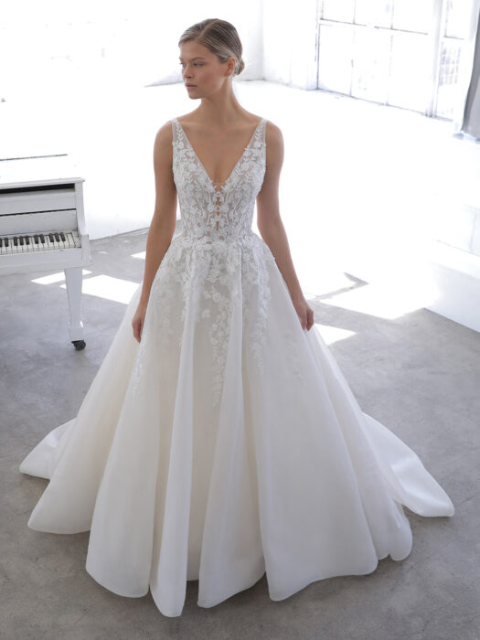 Ärmelloses Hochzeitskleid im Prinzess-Schnitt mit Spitzentop, V-Ausschnitt, tiefem Rücken und Schleppe von Blue by Enzoani, Modell Nyree