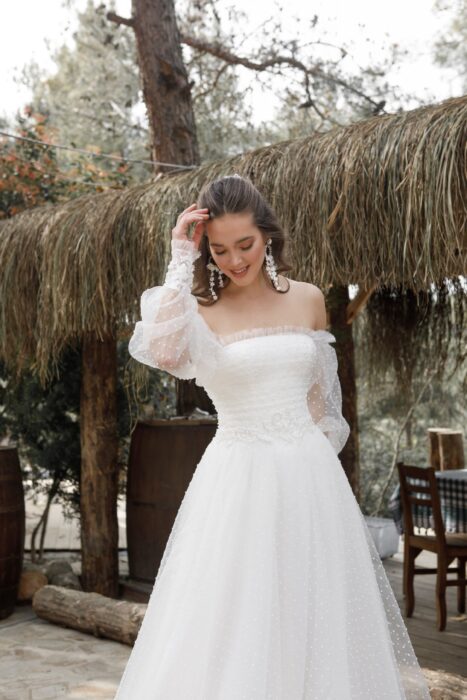 Hochzeitskleid im Prinzessstil mit Offshoulder-Ärmeln von Emine Yildirim, Modell 3011
