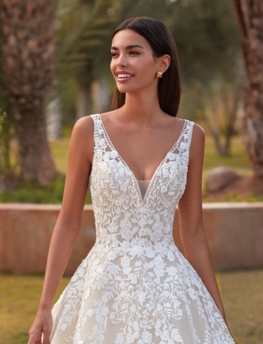 Hochzeitskleid im Prinzessstil mit 3D-Spitze und V-Ausschnitt von Demetrios, Modell 1099