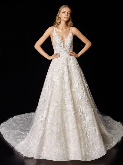 Brautkleid im Prinzessschnitt aus Spitze mit tiefem Rücken und Schleppe von Enzoani, Modell Pen