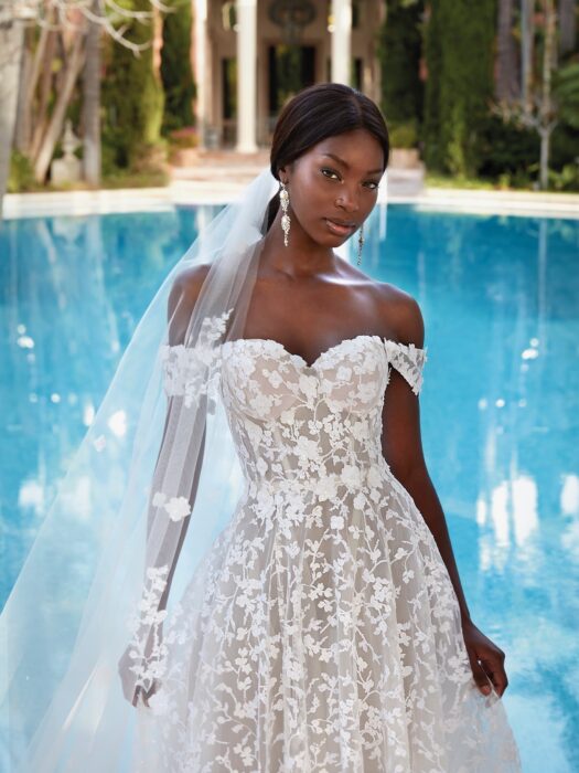 Hochzeitskleid im Prinzessschnitt mit fließendem Rock und transparenter Korsage mit Ausschnitt in Herzform und Offshoulder-Trägern, 3D-Spitze und Schleppe von Demetrios, Modell 1205