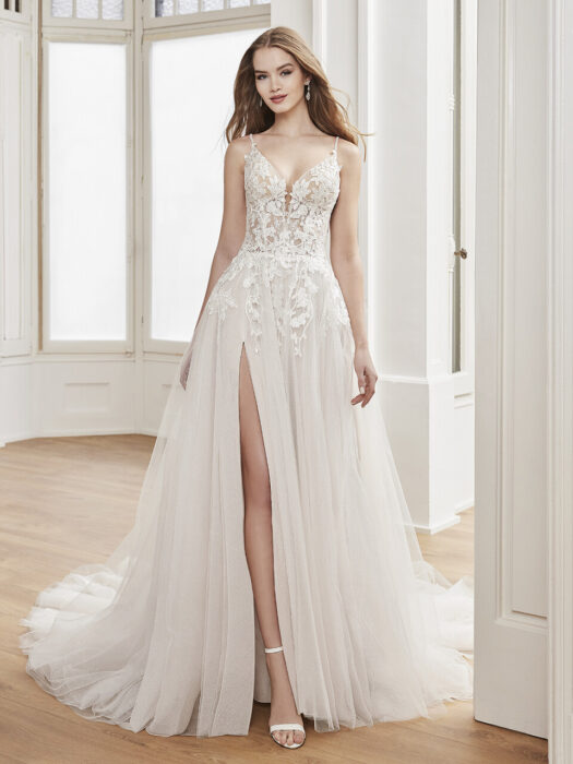 Prinzess-Hochzeitskleid mit Tüllrock und Beinschlitz, Blütenspitze, Plunge-Ausschnitt und Spaghettiträgern von Etoile, Model Dakota