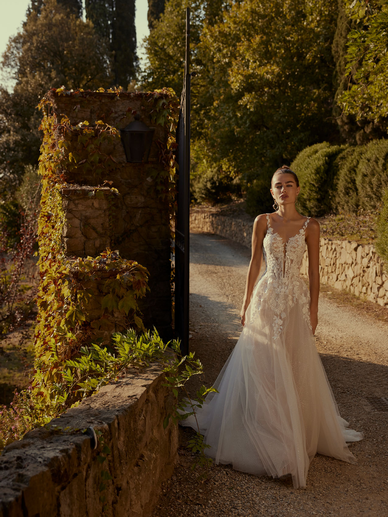 Hochzeitskleid im Prinzessschnitt mit Tüllrock, bestickter Spitze, Corsage mit Illusion-Plunge-Ausschnitt, tiefem Rücken und Schleppe von Modeca, Modell Dafna