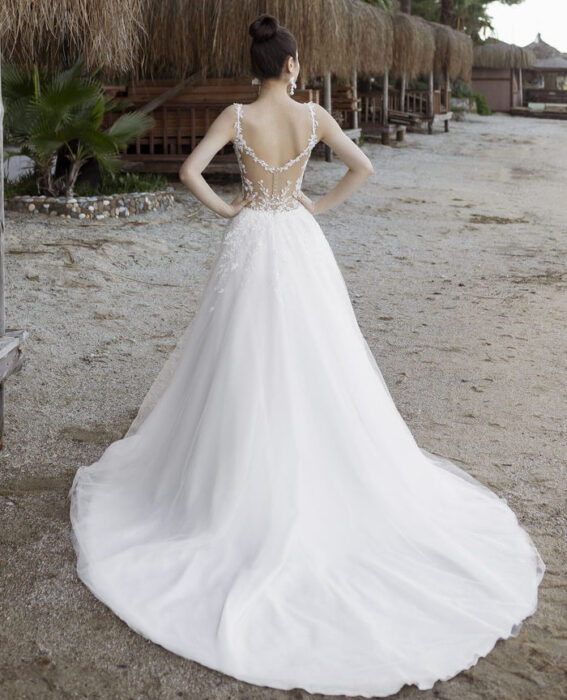 Puristisches Brautkleid im Duchesse-Schnitt mit Schleppe, Ausschnitt in Herzform, Spaghettiträgern und Faltendetails von Emine Yildirim, Modell 5070