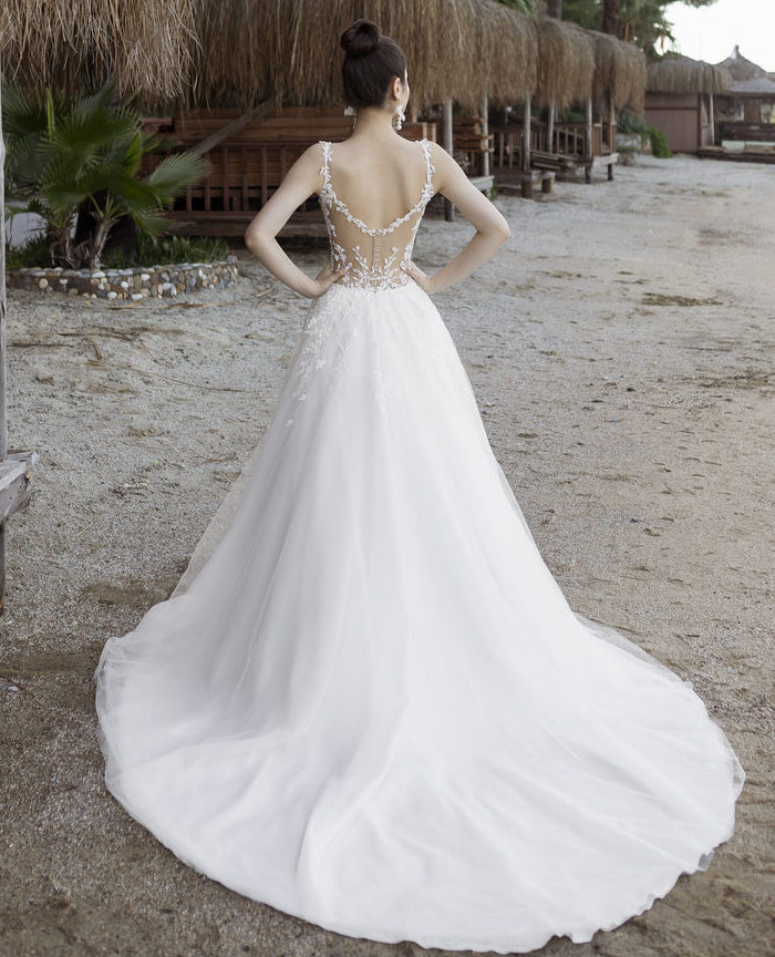 Puristisches Brautkleid im Duchesse-Schnitt mit Schleppe, Ausschnitt in Herzform, Spaghettiträgern und Faltendetails von Emine Yildirim, Modell 5070